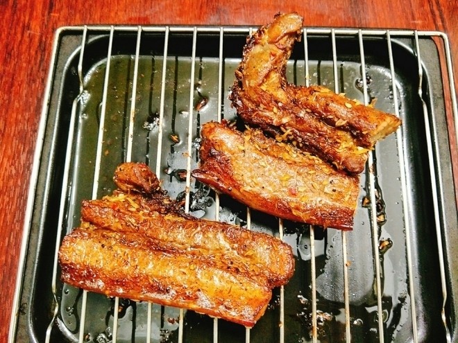 thịt heo nướng chảy mỡ xuống khay
