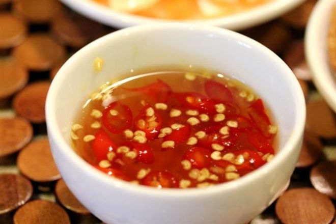 Cho nước mắm vào sau cùng, khuấy đều và thưởng thức