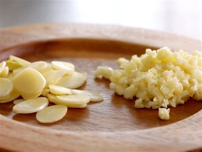 Tự băm tỏi pha nước mắm sẽ ngon hơn