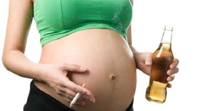 bà bầu hút thuốc uống bia