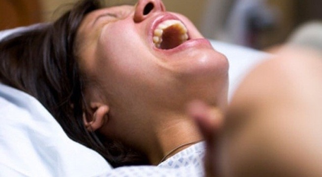 bà bầu bị vỡ ối bất thường