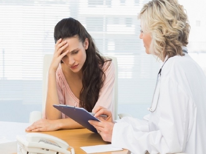 bà bầu nghe bác sĩ tư vấn cách xử lý thai lưu