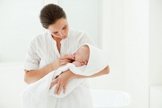 mẹ bồng trẻ sơ sinh ngủ