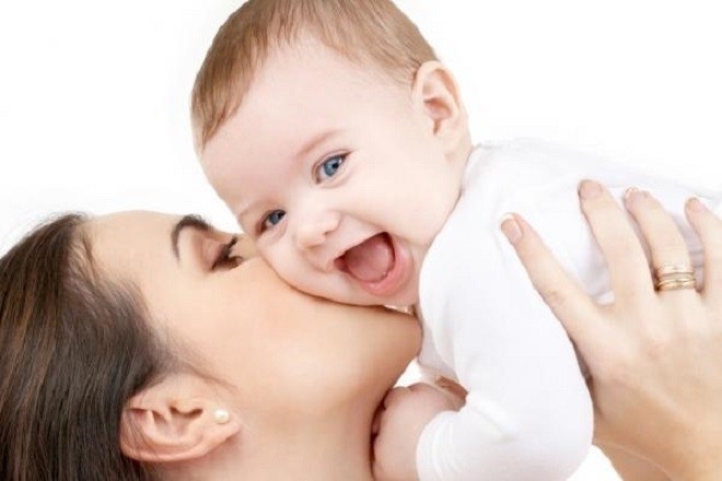 khi trẻ lớn mẹ có thể bồng bé dễ dàng hơn