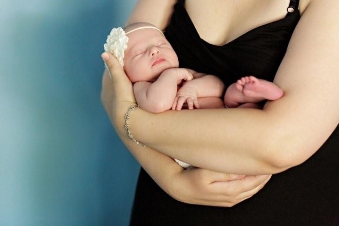 mẹ ẵm trẻ sơ sinh trên tay