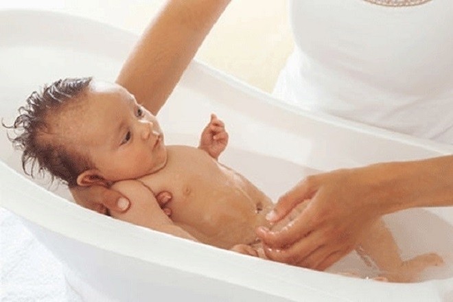 tắm cho trẻ sơ sinh đúng cách