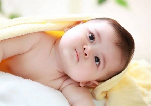 trẻ sơ sinh ngước nhìn
