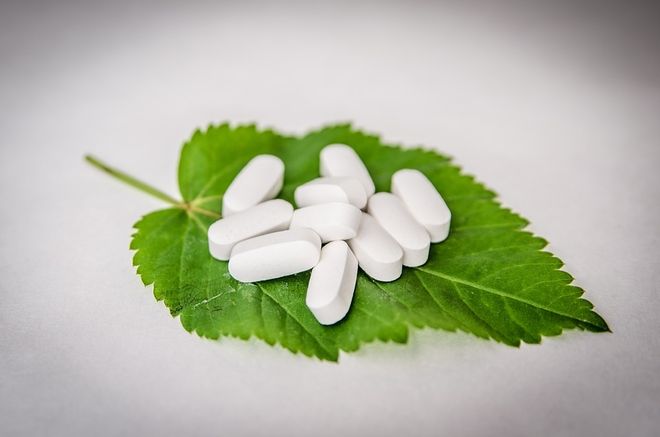Tại nhà, người vợ tiếp tục uống và đặt thuốc để hỗ trợ sự làm tổ, phát triển của phôi thai.