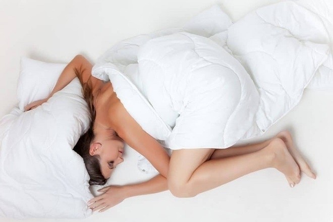 phụ nữ nằm trên giường buồn bã