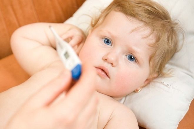 đo nhiệt độ cho bé bị sốt