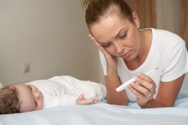 mẹ lo lắng cho bé bị sốt