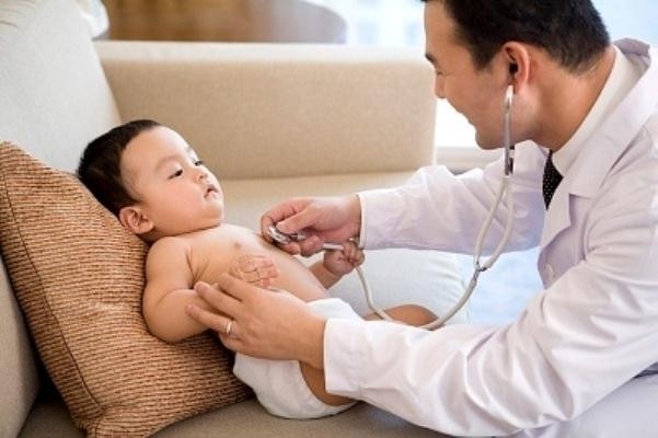bác sỹ khám cho bé bị sốt
