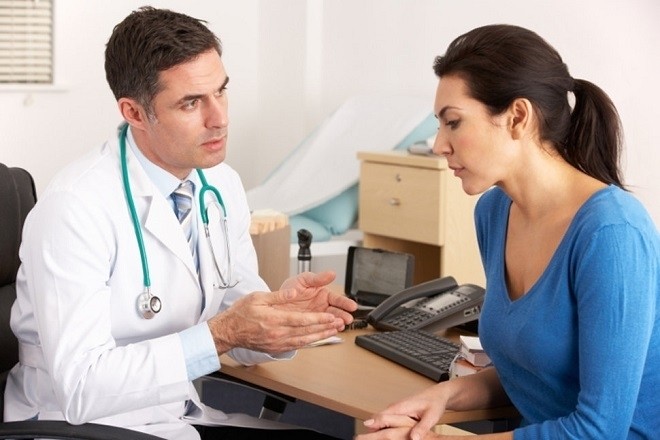 bác sĩ tư vấn cho phụ nữ