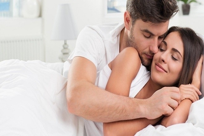 chồng nằm hôn má vợ