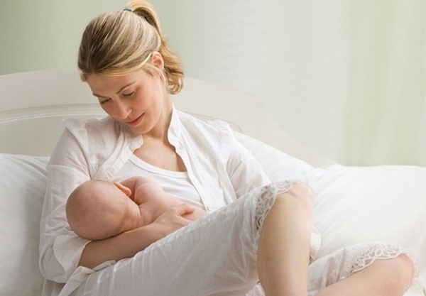 nằm nghiêng là cách cho bé bú đúng cách