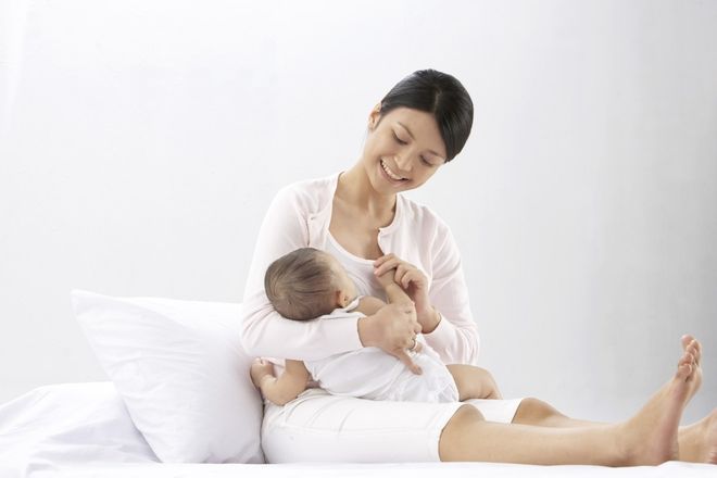 tư thế ngồi tựa lưng cho bé bú đúng cách