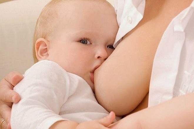 trẻ sơ sinh bú sữa mẹ