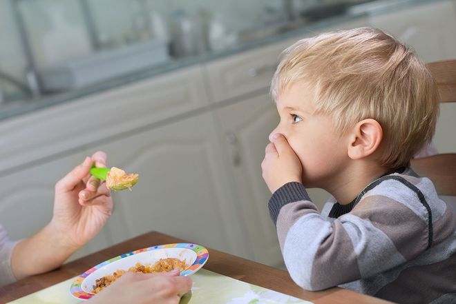 bé trai bịt miệng không chịu ăn