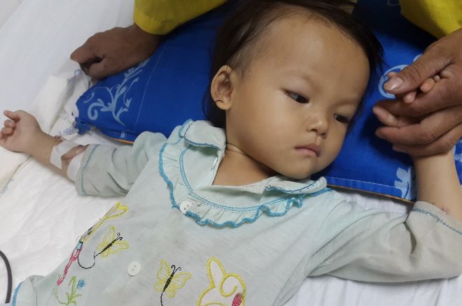 bé gái suy dinh dưỡng nằm giường bệnh