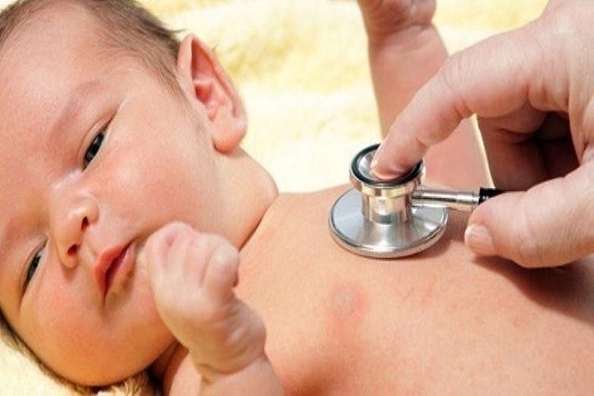 khám sức khỏe cho trẻ sơ sinh