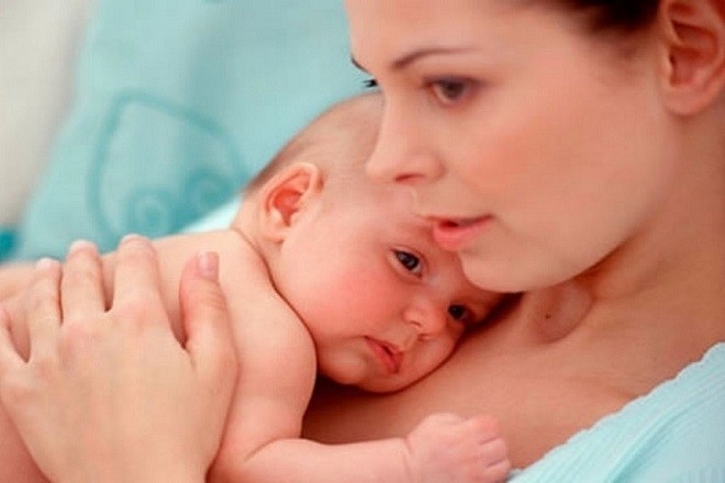 trẻ sơ sinh nằm trên bụng mẹ