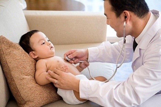 bác sĩ khám sức khỏe cho bé