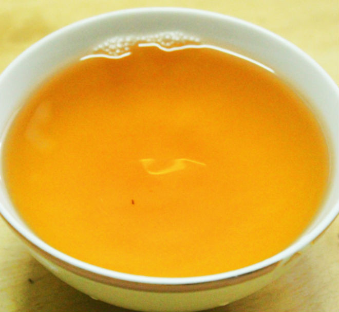 cho đường, nước mắm vào chén nhỏ và khuấy đều