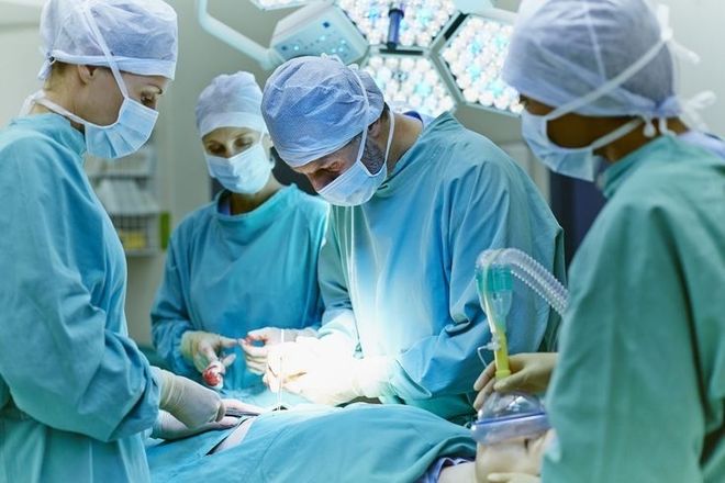 bác sĩ phẫu thuật để lấy tinh trùng