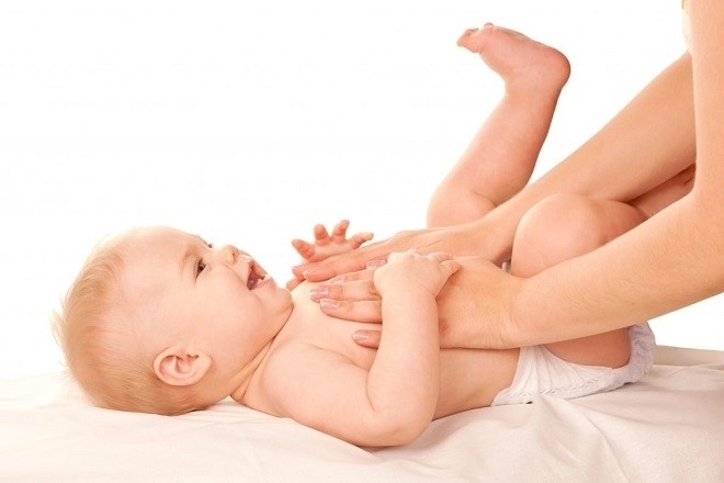 bé thích thú khi được mẹ massage