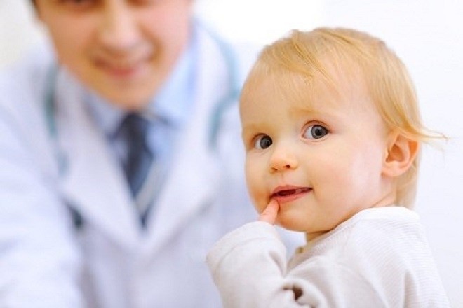 cho trẻ đi khám bác sĩ nếu có dấu hiệu bất thường