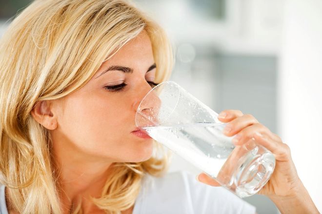 bà bầu uống nước