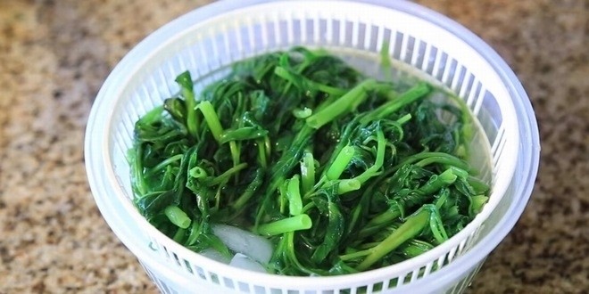 rua rau muong qua nuoc da lanh