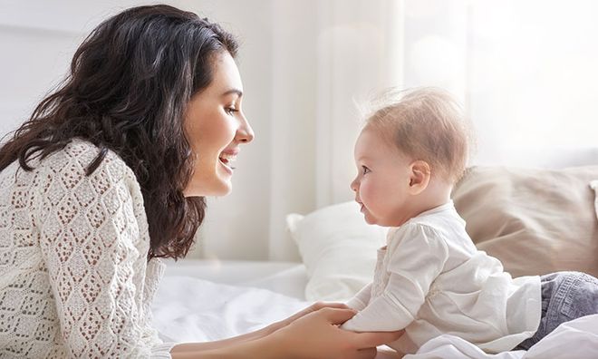 mẹ nói chuyện với bé