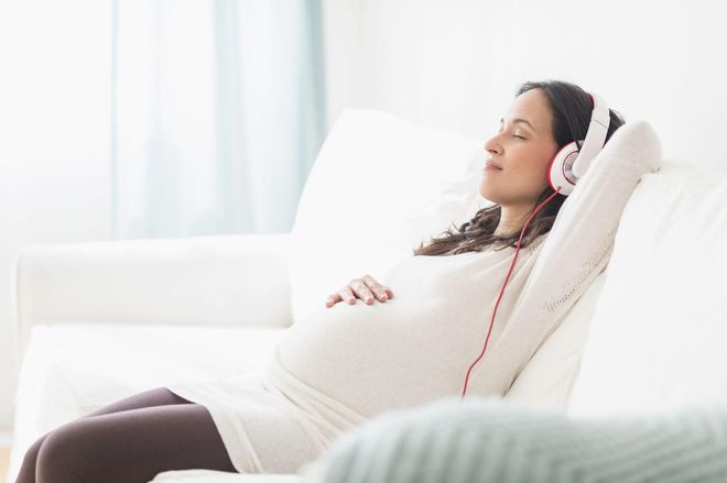 mẹ bầu nên nghe những nhạc vui tươi để giúp trẻ phát triển