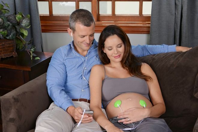 đeo tai nghe giành cho mẹ bầu và điều chỉnh âm lượng nhỏ để không ảnh hửng xấu thai nhi