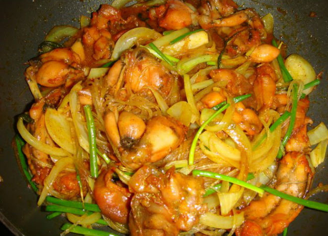 cho hành tây mộc nhĩ vào xào