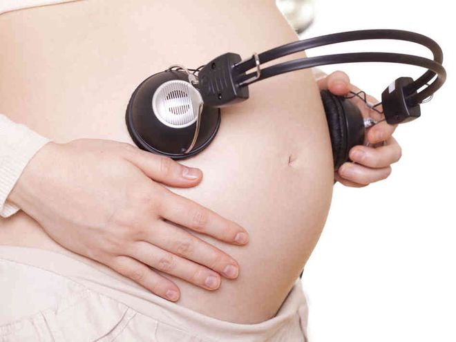 Mẹ bầu không nên nghe nhạc sôi động khi mang thai