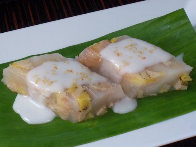 rải mè lên mặt bánh