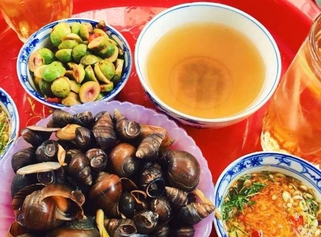 ốc luộc ăn kèm sung ghém