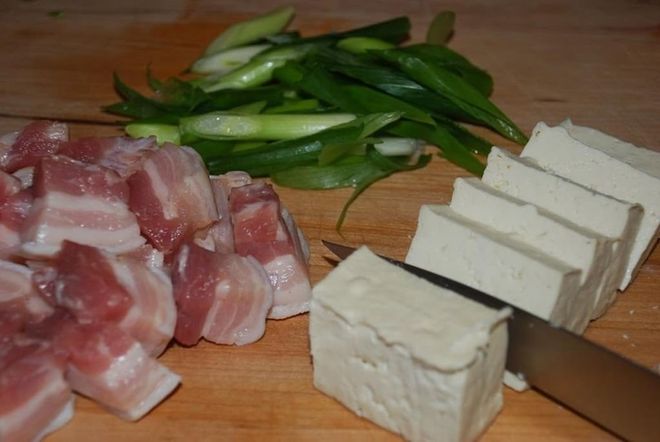 thịt ba chỉ thái mỏng, đậu hũ thái miếng quân cờ và hành lá thái nhỏ