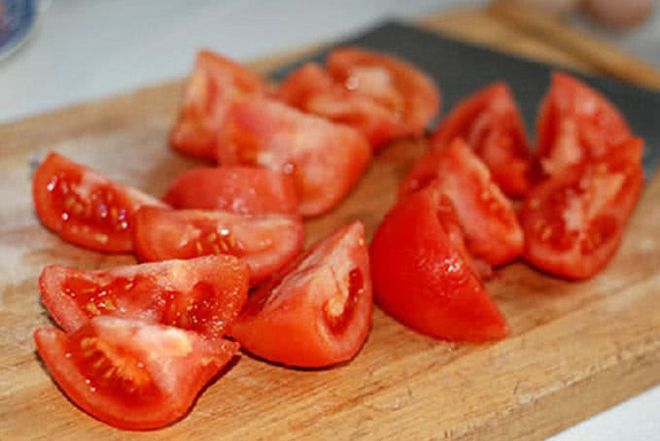 cà chua rửa sạch, bổ múi cau