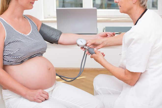 Mẹ bầu bị huyết áp thấp nên tham khảo ý kiến bác sĩ nếu muốn uống nước dừa