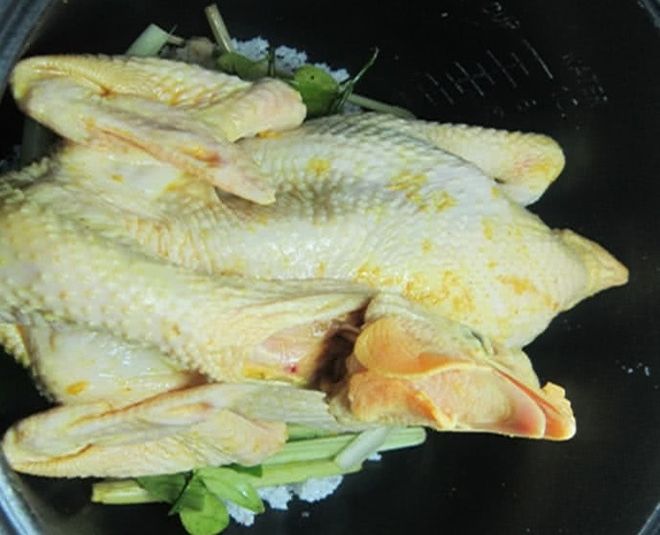 gà nấu bằng muối hạt