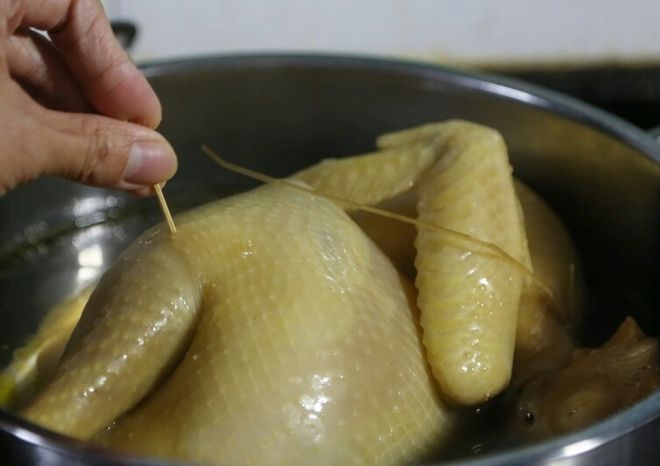 kiểm tra độ chín của gà