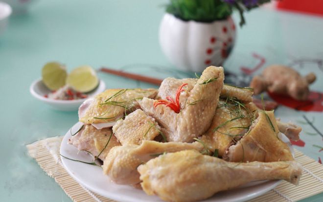 gà luộc với lá chanh