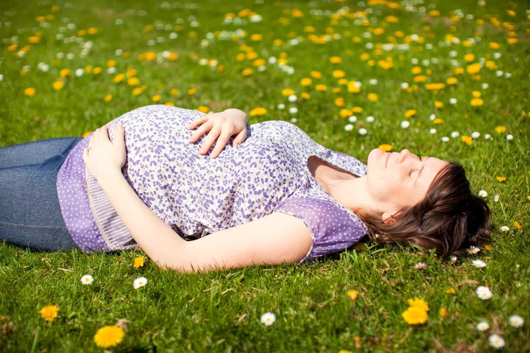 Mẹ bầu nên tiếp xúc với ánh nắng thường xuyên để cung cấp vitamin D cho cơ thể