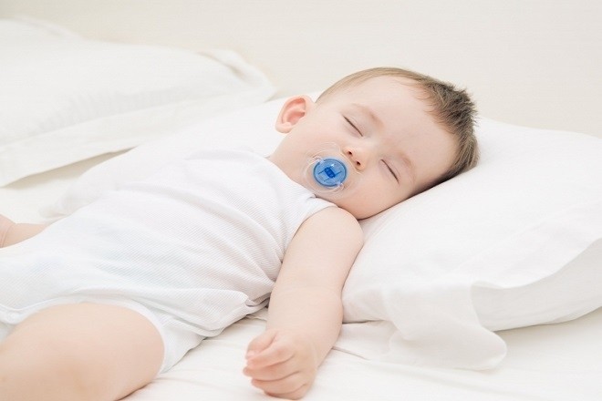 bé ngủ ngậm ty giả