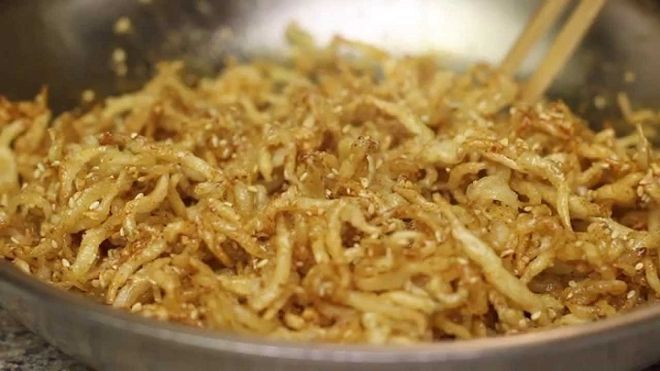 Chiên cá trên lửa nhỏ cho đến khi chín vàng đều