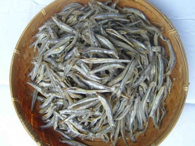 Cá cơm khô rửa sạch, để ráo