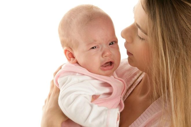 mẹ dỗ dành trẻ ra nhiều mồ hôi hay khóc
